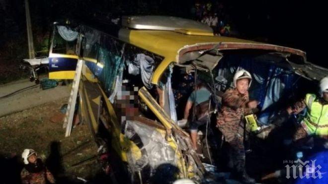 АД НА ПЪТЯ! Автобус се обърна в пропаст, 13 души загинаха
