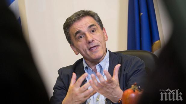 Майтап по гръцки! Финансовият министър разпраща картички със стиснатия Скрудж от Коледна песен