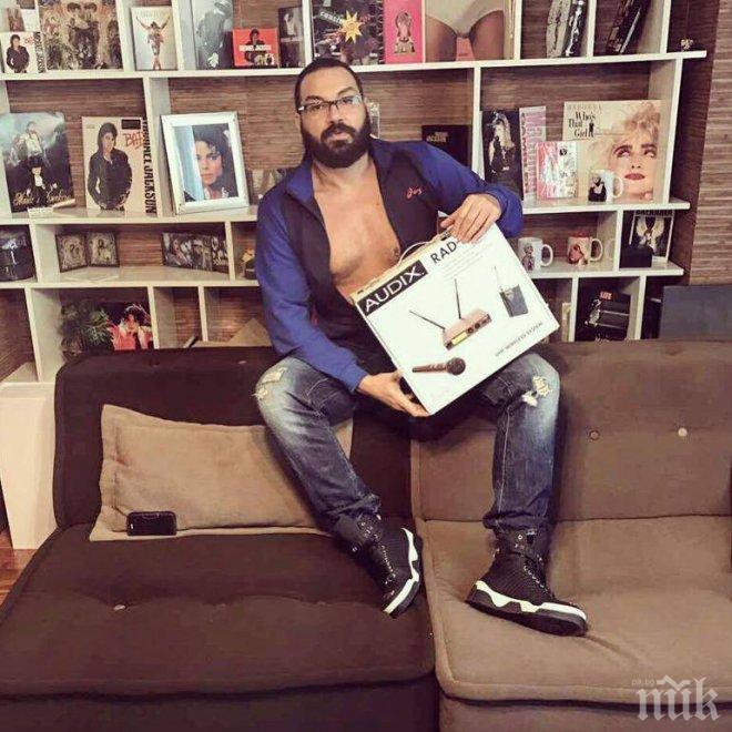 Бендът на Азис го изненада с микрофон за Коледа