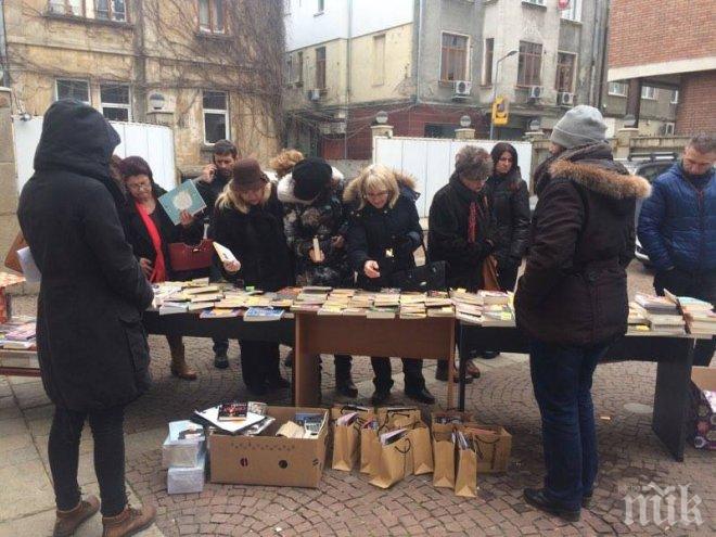 СЛЕД ФУРОРА ВЧЕРА: Хитовият BLACK FRIDAY за книги в центъра на София продължава и днес. Юруш на евтините шедьоври!