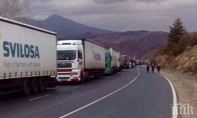 Спират тировете за Гърция