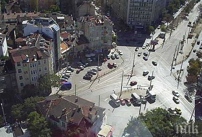 ИЗВЪНРЕДНО И САМО В ПИК TV! Нещо лошо става в центъра на София! Открит мъртъв човек на площад Македония, районът е отцепен (ВИДЕО 18+)