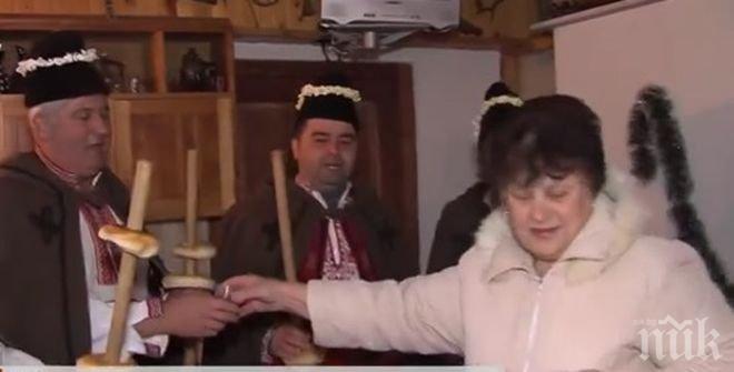 РАНО-РАНО! Коледари налазиха стопаните в село Зверино, черпят ги с ракия препек 50 градуса