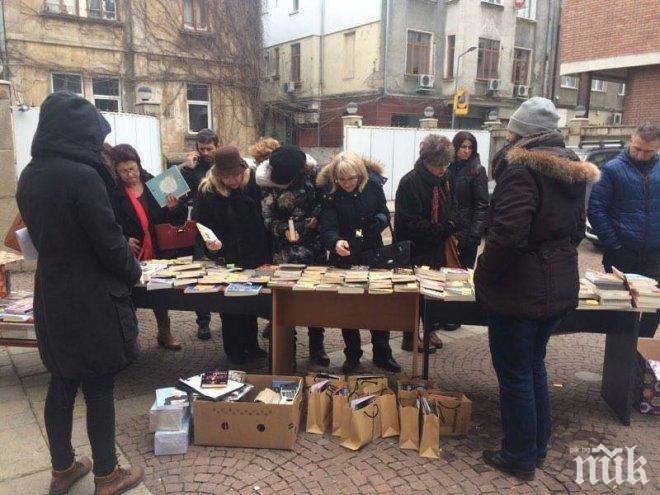 СЕНЗАЦИЯ В ПИК TV! Стотици столичани с подаръци-книги с невероятни намаления - уникална разпродажба в центъра на София