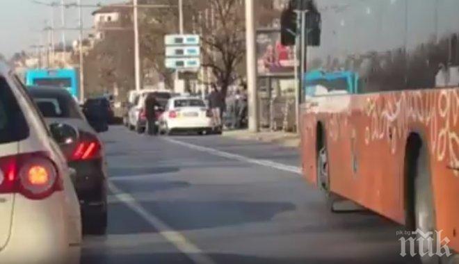 ПЪРВО В ПИК TV: Верижна катастрофа на Цариградско шосе! Шест коли се нанизаха пред Полиграфическия