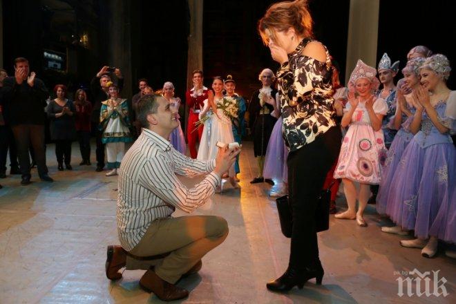 Влюбен направи предложение в Операта