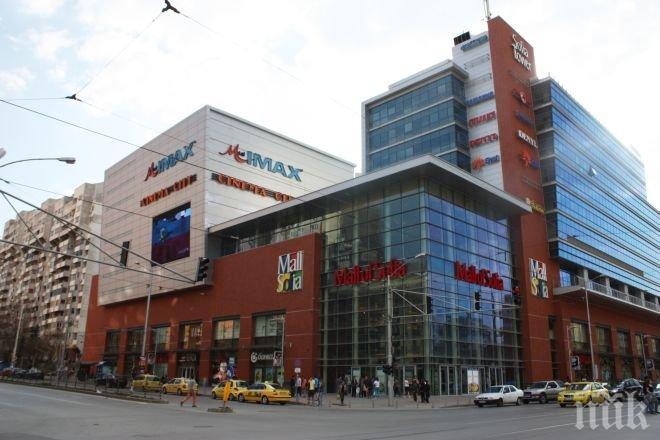 Мистерията се заплита! Мъжът, наръгал крадец в мола, не бил охранител на търговския център