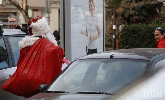 Дядо Коледа замези с „постни” кюфтета в центъра на София