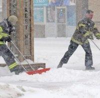 СНЕЖЕН КАПАН В САЩ! Мощни бури спряха движението, хиляди домакинства останаха без ток