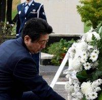 Премиерът на Япония Шиндзо Абе почете жертвите от Пърл Харбър и Виетнам