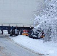 ИЗВЪНРЕДНО! ТИР се завъртя на снега и блокира пътя Ябланица-Боаза