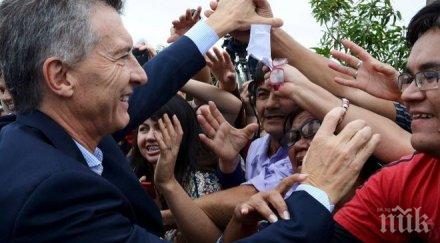 нападнаха камъни кортежа аржентинския президент