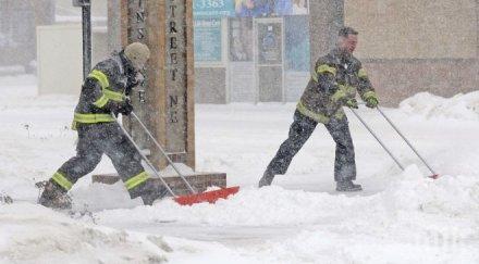 снежен капан сащ мощни бури спряха движението хиляди домакинства останаха без ток