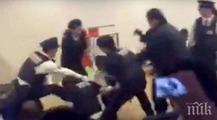 масов бой китайски туристи японски полицаи летище остров хокайдо видео