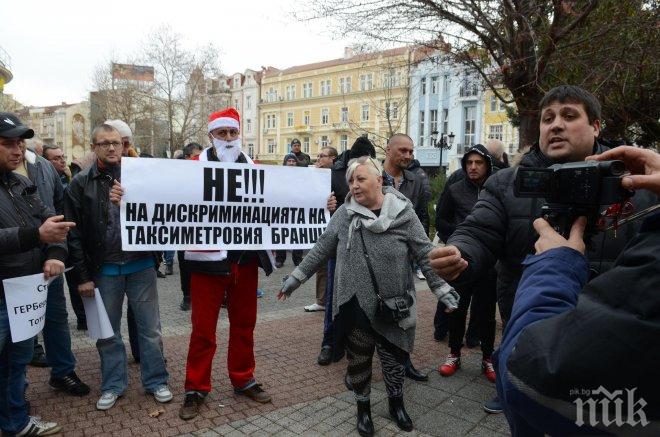 НАПРЕЖЕНИЕ В ПЛОВДИВ! Таксиджиите протестират, кметът ги финтира