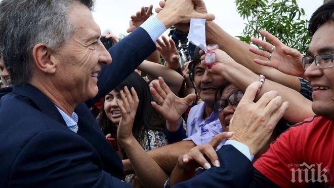 Нападнаха с камъни кортежа на аржентинския президент