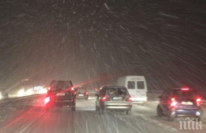 Времето се влошава! Спряха движението на тирове и камиони по АМ Хемус заради обилен снеговалеж