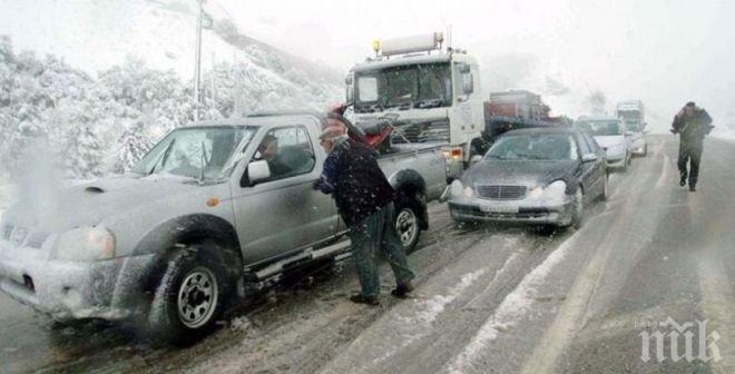 Зимен капан заклещва Гърция! Чакат невиждани виелици и студове, властите издадоха извънреден бюлетин за гражданите