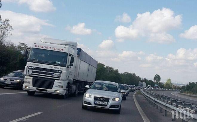 Нов ад на пътя! Катастрофа блокира движението и по магистрала Тракия