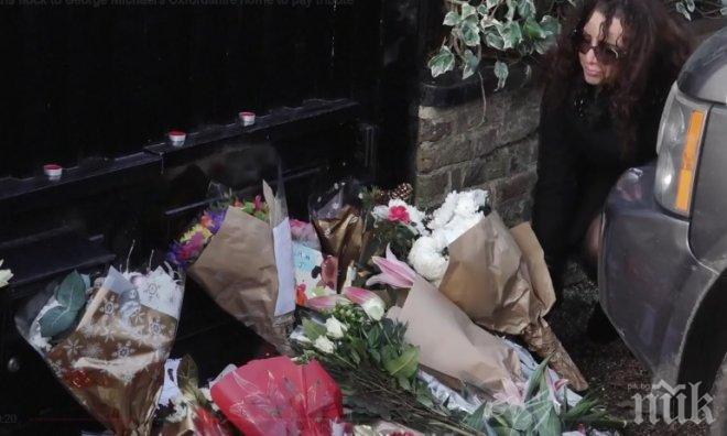 Фенове се тълпят пред дома на Джордж Майкъл, за да отдадат почит (СНИМКИ)
