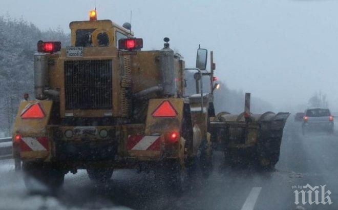 Изкараха машините! В София започна обработването на пътищата срещу заледяване