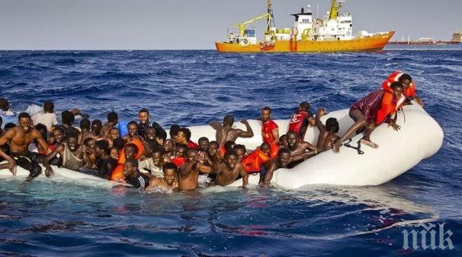 Италия спаси 900 мигранти, бедстващи в Средиземно море