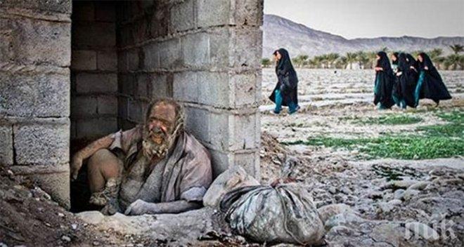 Снимки на бездомни, които нощуват в гробове, шокираха Иран