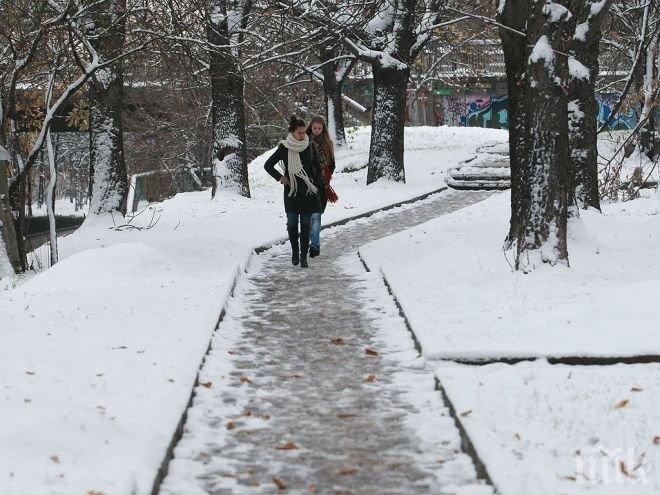 Облачно със слаби снеговалежи, температурите ще се понижат