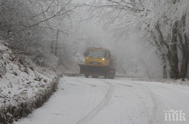 Пътят към Шипка е затрупан със сняг