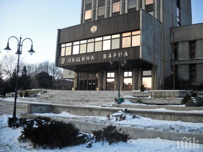 Силен вятър разбута украсата във Варна – Дядо Коледа се търкаля безпомощен, елените също се гътнаха (СНИМКИ)