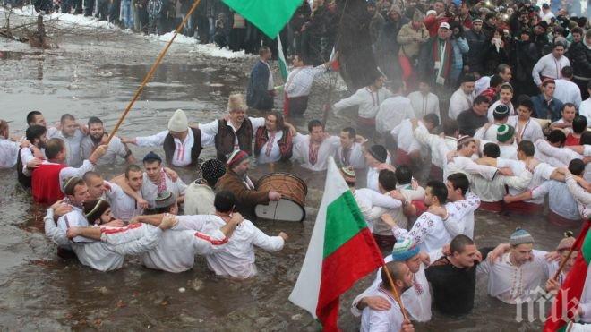 Мъжкото хоро от Калофер влиза в ЮНЕСКО! Кметът на градчето призова политици да не се хващат, дразнели хората