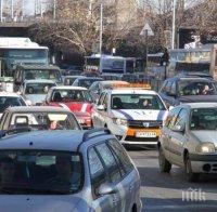 Нова схема за кражби в Пловдив! Маскирани нападат хората в колите до умните светофари 