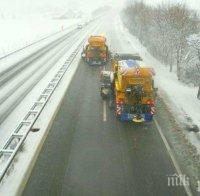 ТАПА НА „ТРАКИЯ“! Снегорини чистят магистралата