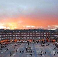 Двама джихадисти с оръжия се снимаха на площад в Мадрид