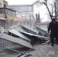 Бедствие! Бурен вятър блокира Сливен