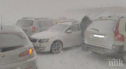 бедстваща жена снежния айтос жадни сме топим снега пием