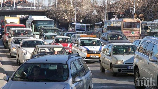 Нова схема за кражби в Пловдив! Маскирани нападат хората в колите до умните светофари 