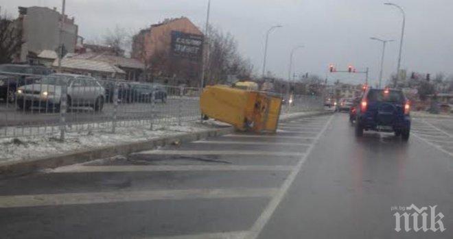 СИЛНА БУРЯ! Вятърът захвърли контейнер за смет насред булевард във Варна