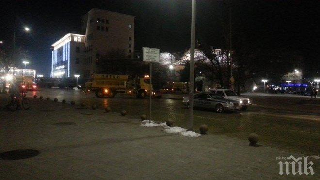 ИЗВЪНРЕДНО И САМО В ПИК! Никога не сте виждали София така блокирана – тежки машини на чистотата затапват всеки подстъп с кола към площада, жандармерията е на всеки ъгъл (СНИМКИ/ВИДЕО)