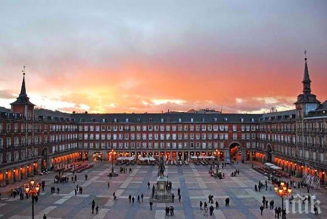 Двама джихадисти с оръжия се снимаха на площад в Мадрид