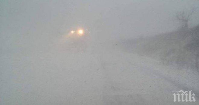 НЯМА МИНАВАНЕ! Гъста мъгла погълна Аксаково