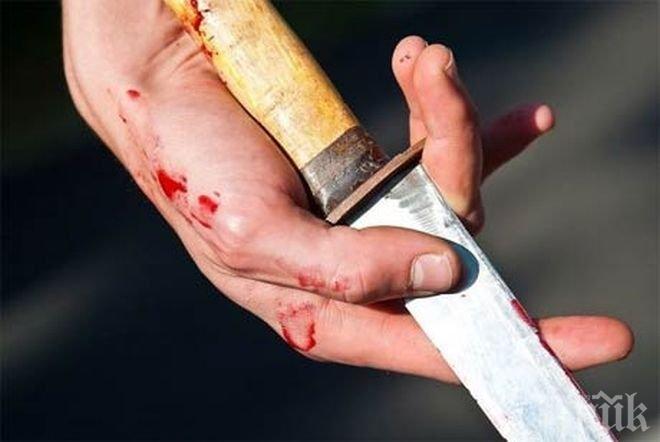 Мигрант от Афганистан намушка с нож австрийка, защото чете библията