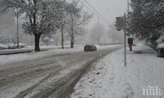 Снеговалежи и силен вятър в Източна България
