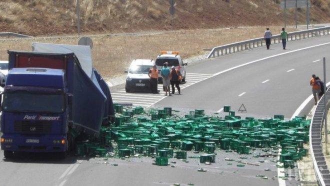 САМО ЗА ВРАЧАНИ! Бус катастрофира до старите гробища- бира се лее като река по шосето(СНИМКИ)  