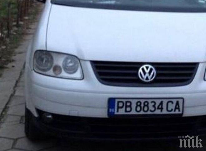 НАГЛЕЦ! Този шофьор препречи целия тротоар, а татко с количка маневрира между колите (СНИМКИ)