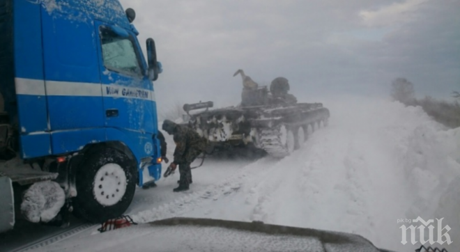 Танкове теглят закъсалите на магистрала Тракия