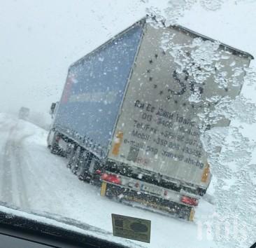 Снежно бедствие: Десетки тирове заклещени на пътя Карнобат - Шумен (СНИМКИ)