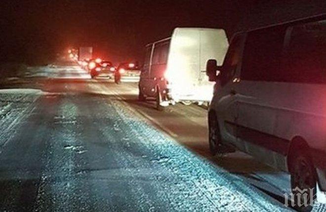 Драмата на пътя в Бургаско продължава! Колите едва пъплят по обходния маршрут