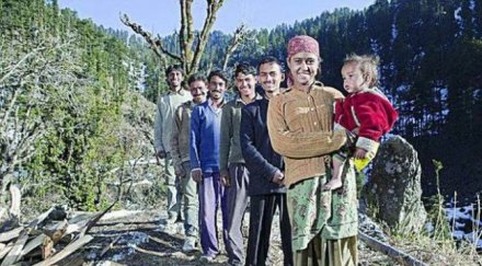 индийка спи петима братя поред