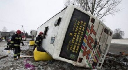 автобус фенове катастрофира тежко полша двама загинаха